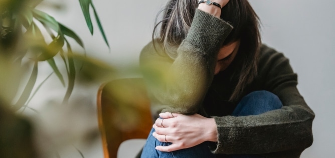 La medicina regenerativa e integral se ha consolidado como un campo prometedor en el cuidado de la salud, enfocándose en tratamientos innovadores y personalizados que promueven la curación natural del cuerpo. Dentro de este espectro, el uso de hormonas bioidénticas ha ganado atención por sus potenciales beneficios en el manejo del desbalance hormonal. Desde Regenerics, nuestra clínica de medicina regenerativa e integral en Alicante, exploramos el mundo de las hormonas bioidénticas, abordando su seguridad y relevancia en la práctica médica actual.